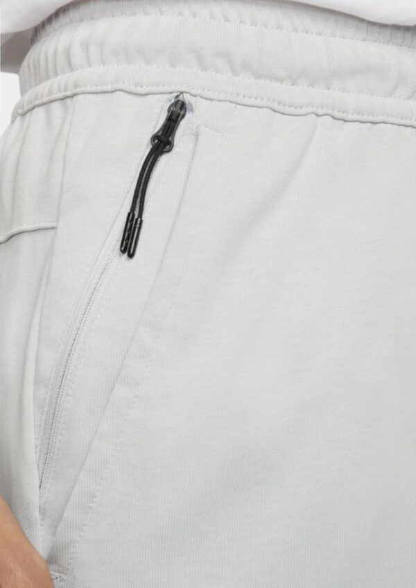 Nike Men’s Regular Fit Mid Rise Track Pant
